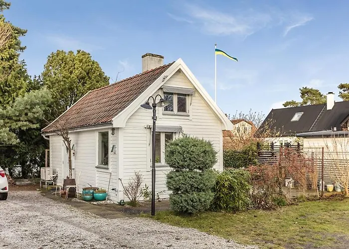Guesthouse Close To The Beaches In Hoellviken