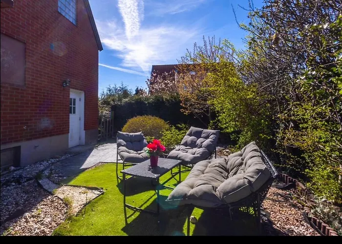 Family Villa With Large Garden Close To The City Center